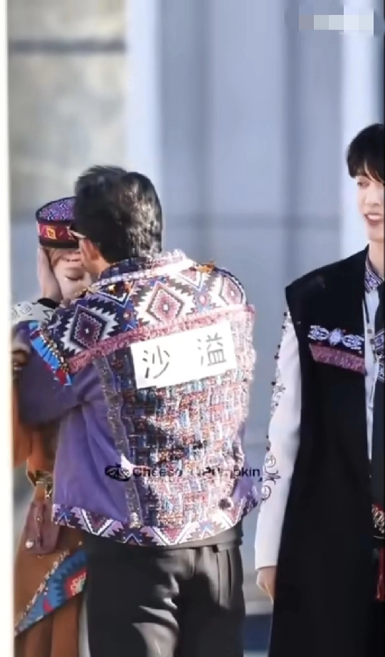 沙溢真是跳进黄河也洗不清了！在近日的综艺节目中，沙溢捧着宋雨琦的脸正面亲了一