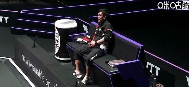 陈幸同比赛时突然停手，指着教练邱贻可说他反光影响发挥，当场让他换位置。邱指导一脸