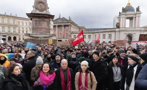 德国街头乌泱乌泱的，黑压压一大片，据说有20万人走上街头就是为了抗议和反对极右翼