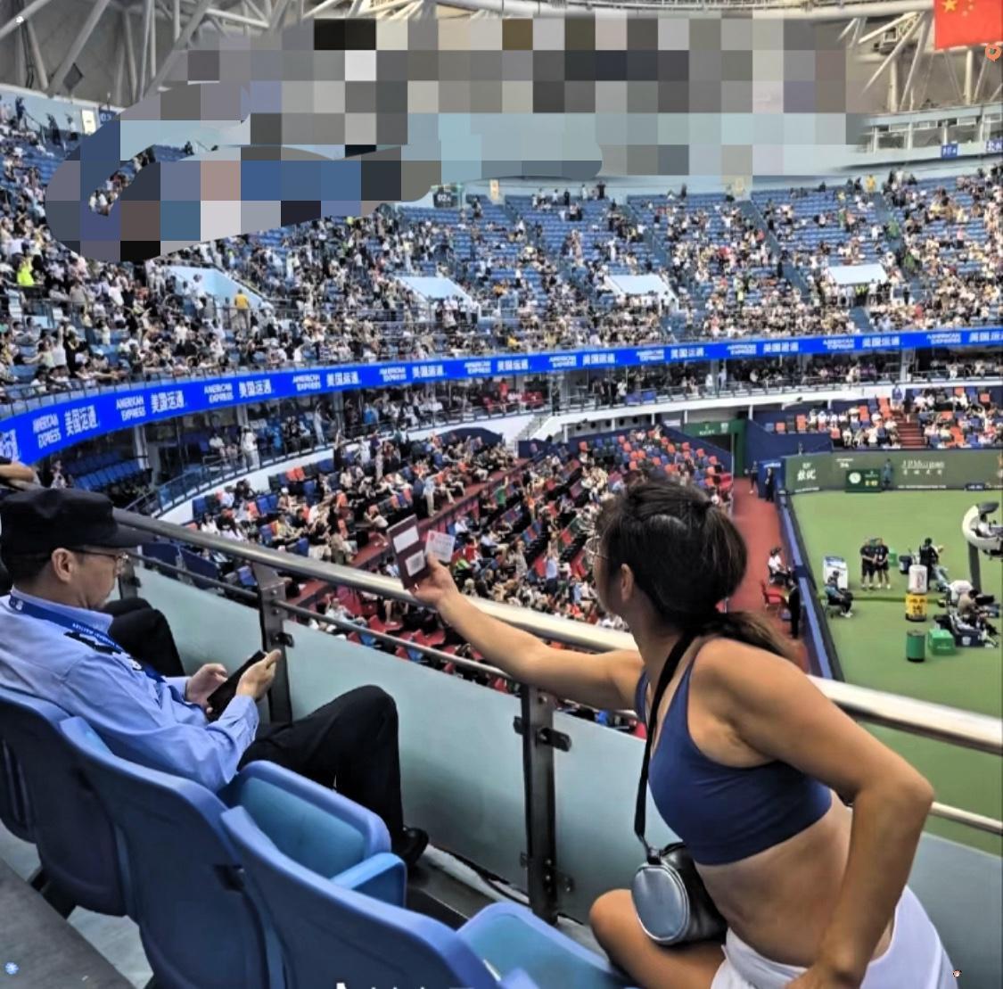 这下好了，不仅本场比赛的观众知道了，现在全国人民都知道了！昨天上海大师赛谢某