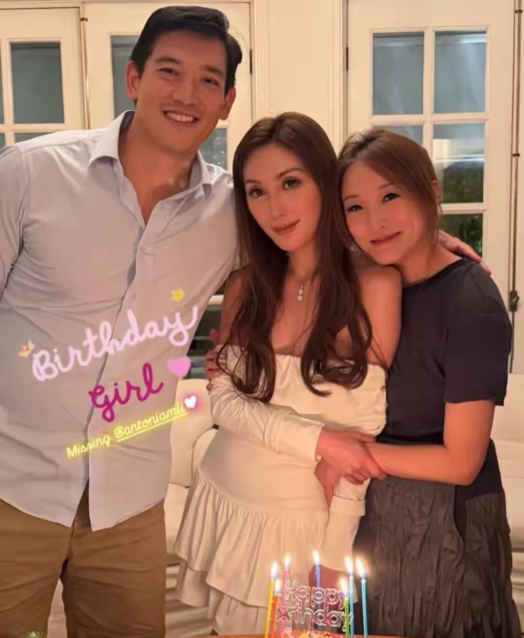 何超凤为女儿何锶珩庆生，何超琼也到场庆贺，姐妹俩穿黑衣状态好