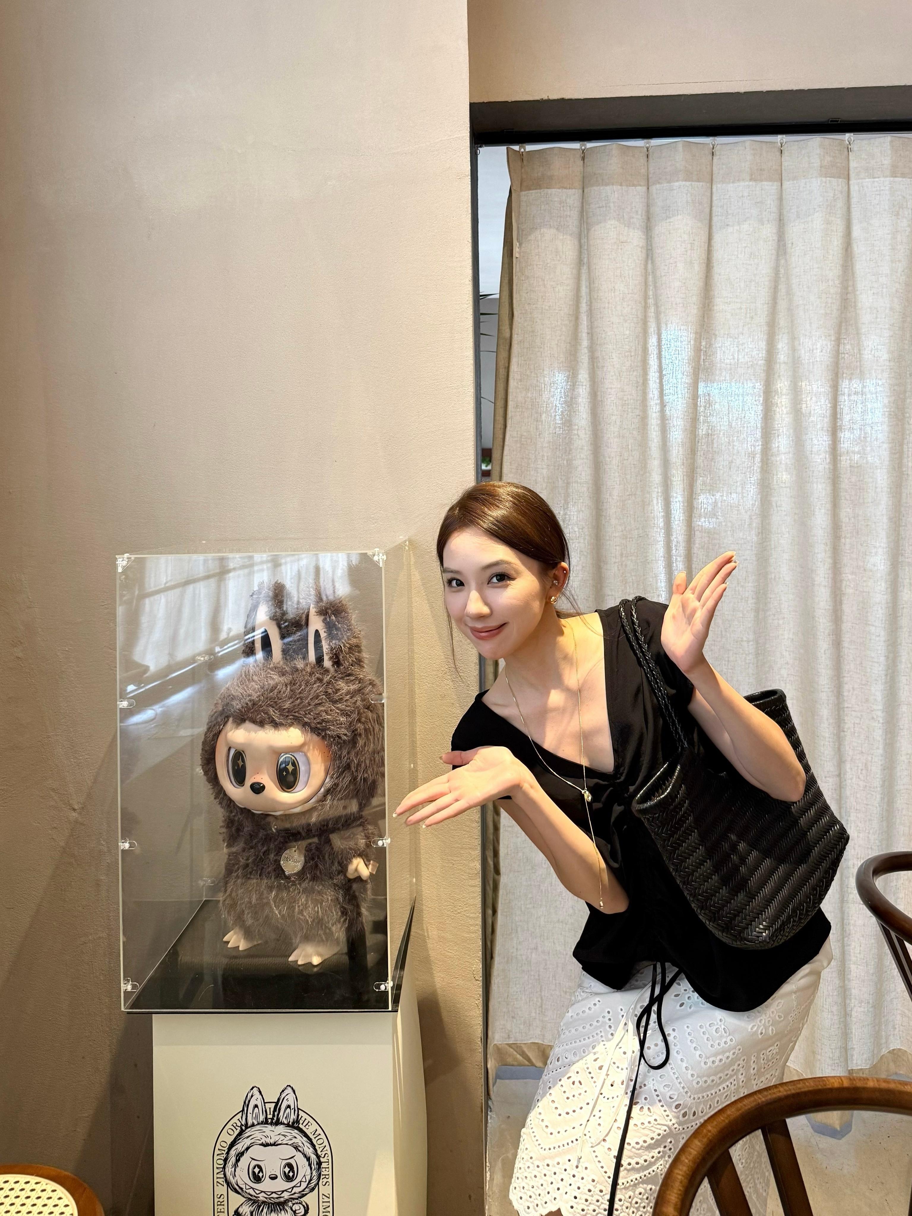 来跟“大明星”ZIMOMO合照啦~这家咖啡店的装修风格太有审美了我果然是中古风脑