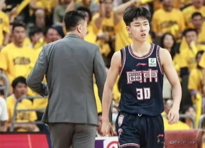 张文逸原形毕露，朱芳雨或只给他最后一年合同。张文逸是大学生选秀球员，他能在广