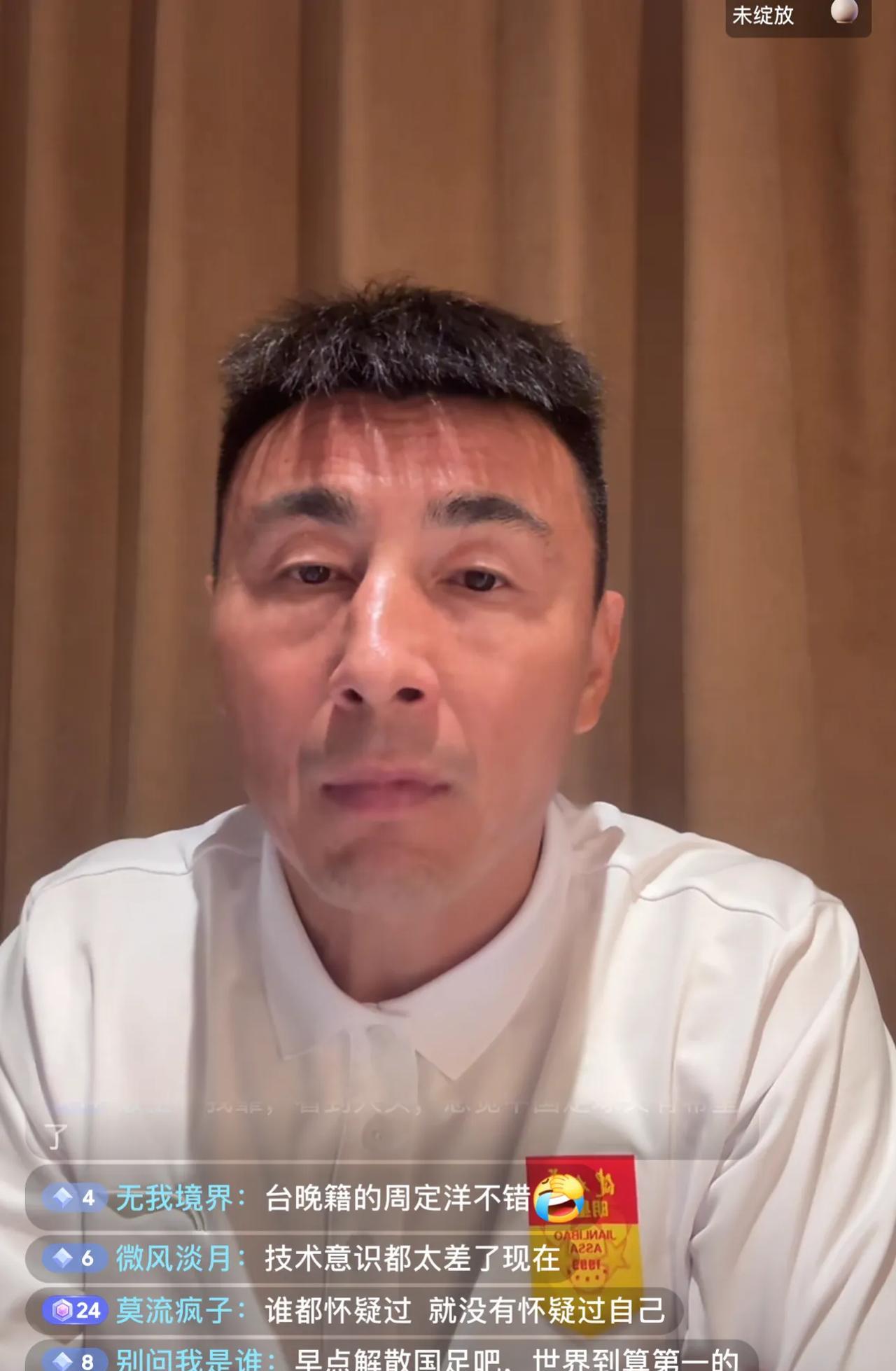 前国脚李玮峰在观看东亚杯中日之战的同时表示，目前中国足球的不行的原因，是因为中国