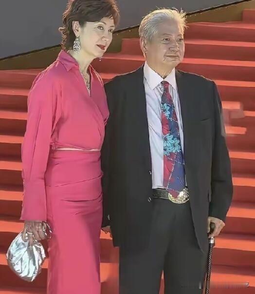 照片中的男神也老了，老而优雅，其气质不减当年，老牌男演员风采仍在，领着妻子一起参