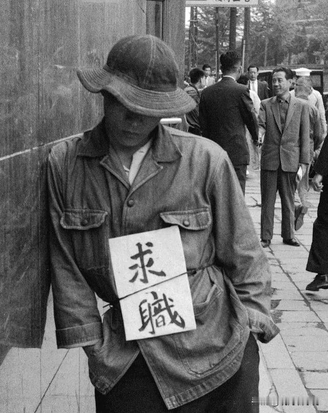 1953年，朝鲜半岛停战。幸运的熬过战争后，在汉城明洞找工作的男子。