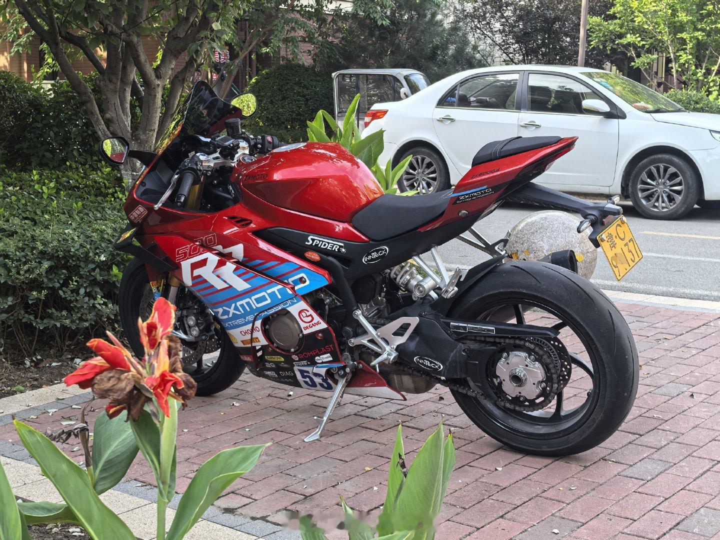 在小区第一次见张雪机车500RR实车[赞]​