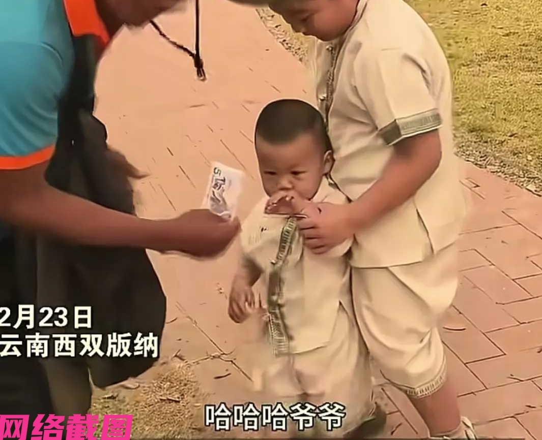 云南西双版纳有女子带着两个孩子来这里旅游，这日一家人在酒店的花园里散步。此刻