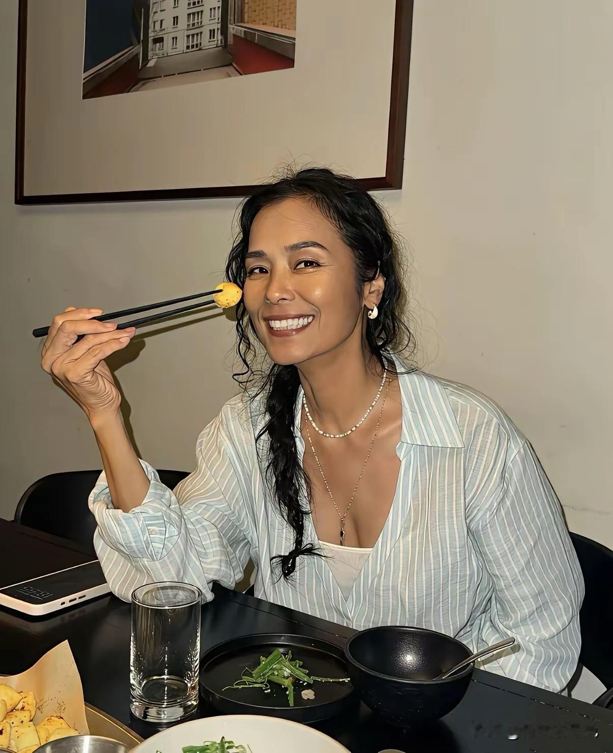 美是真的美，就是嘴巴看着有点大。