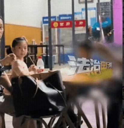“被抓现行了！”浙江，王女士（化姓）深夜回家的路上，路过烧烤摊，正巧看到了自己公