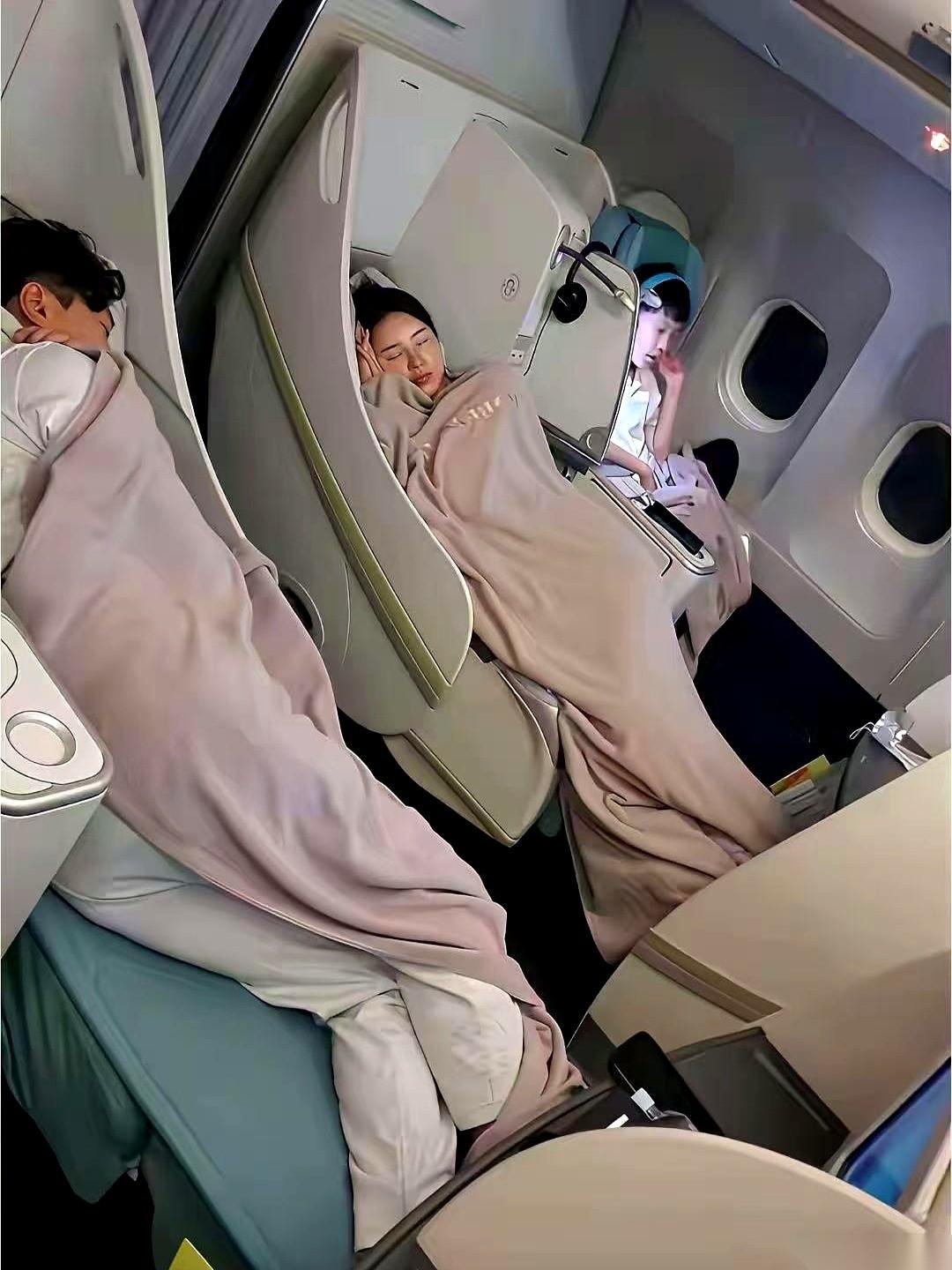 在飞机上窝了六个半小时，我终于明白了，有些钱，真不是花给别人看的。以前有个客户