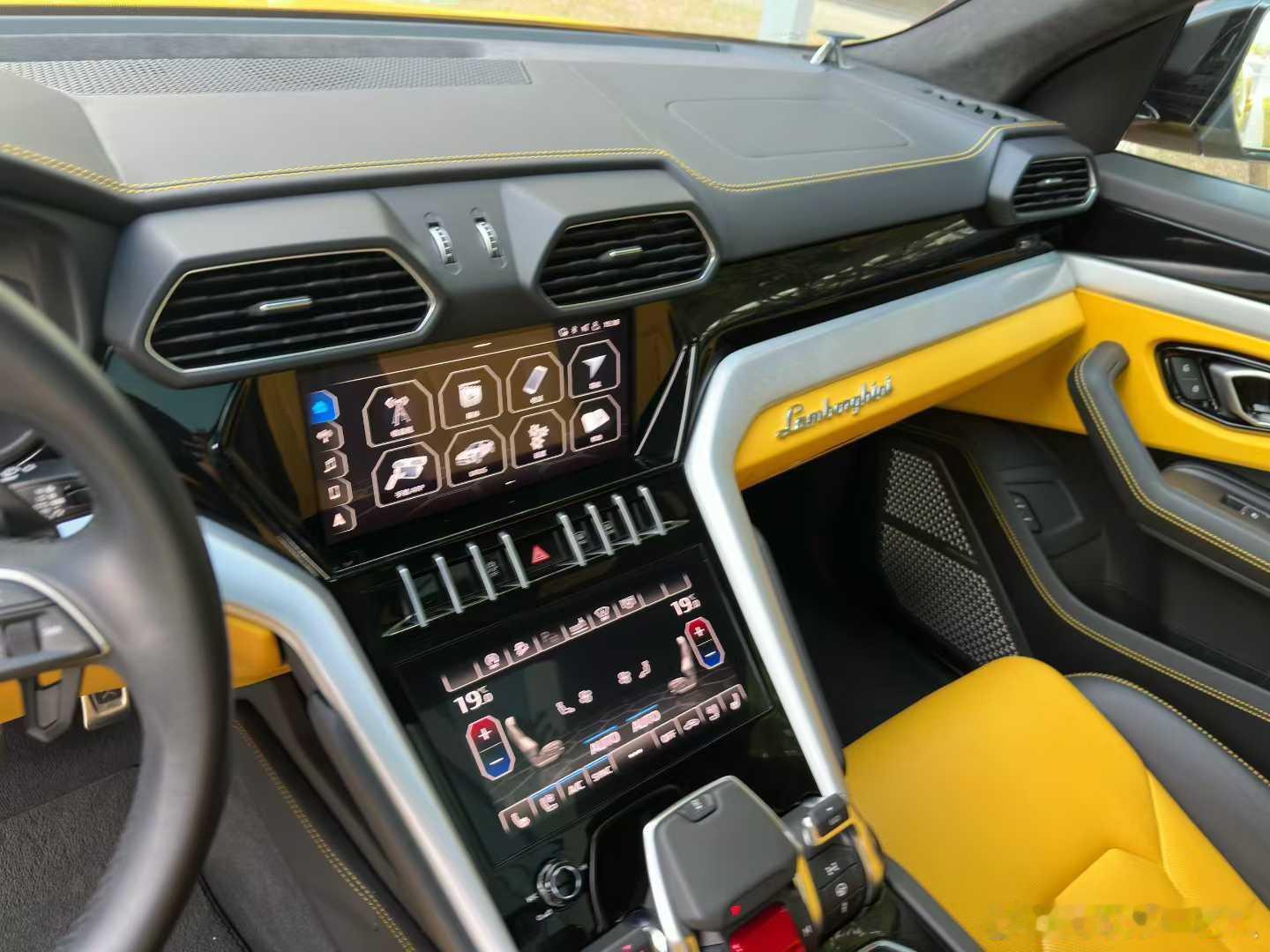 兰博基尼urus特殊配色、加急寻伯乐、21年仅行驶24700公里​​​