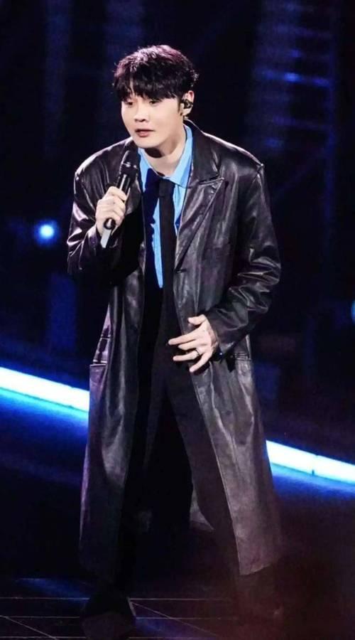 3月29日，吴向飞喊话李荣浩，称其曾未授权演唱《路一直都在》并要求道歉。李荣浩火