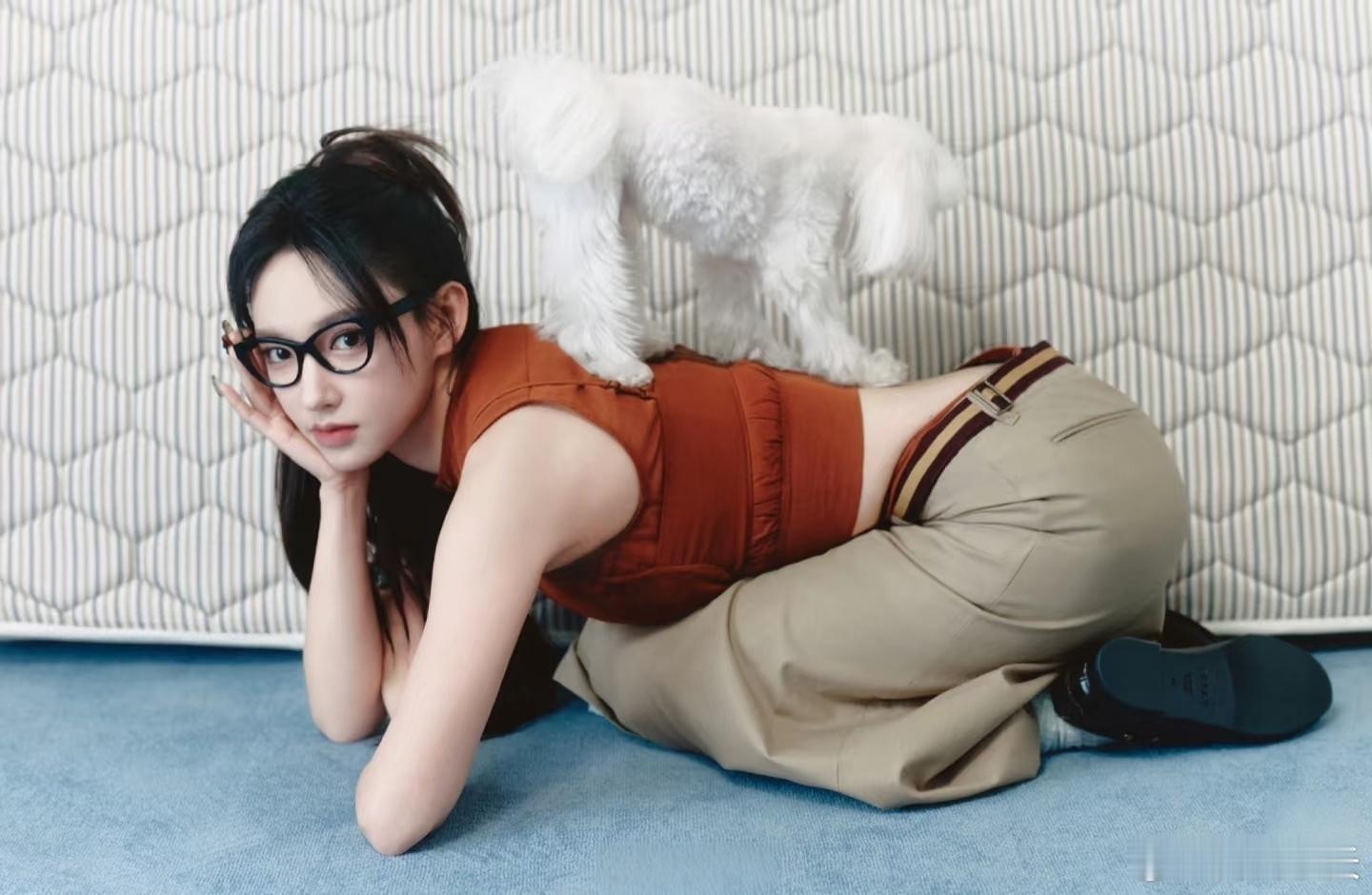 程潇核心好稳，小狗趴在她背上怎么动，她都一动不动