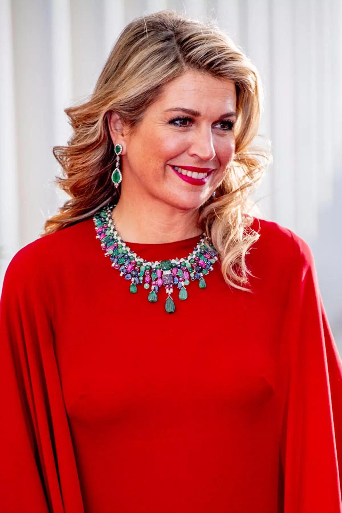 大家圣诞节快乐~红是圣诞老人，绿是圣诞树，因此红配绿虽说在常规配色里面有点瞎