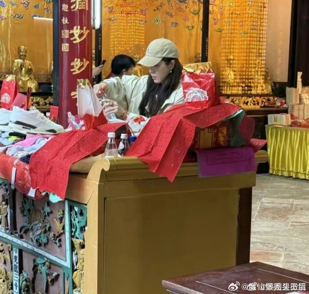 曾黎男友有网友在澳门观音堂偶遇曾黎一行人烧香祈福，男友在身旁陪同，之前就曾有网友