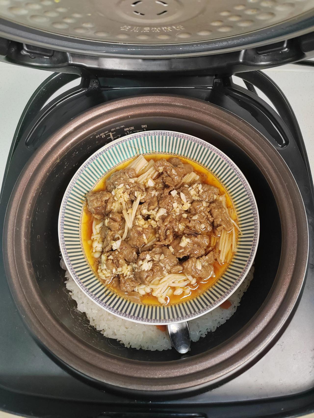 🥬看看懒人做减脂餐多简单，不用开火，用电饭锅做生菜牛肉拌饭！1️⃣准备材料