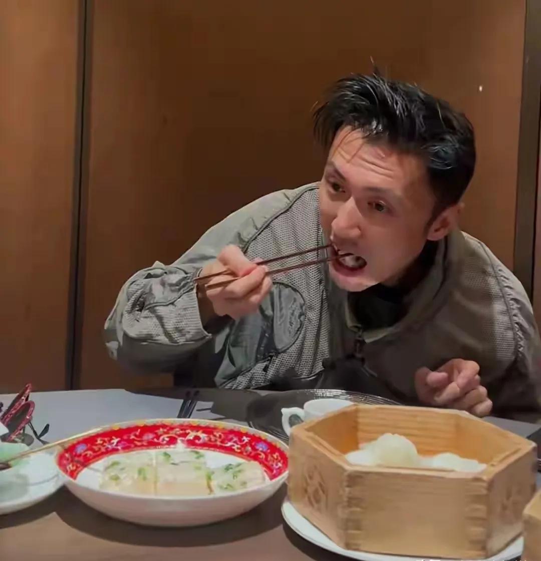 88岁的谢贤再也没有了当年的风采，老到差点让人不敢承认谢霆锋在陪完大儿子Luc