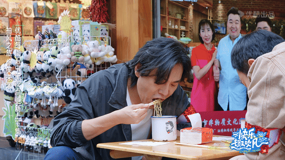 秦昊跟徐志胜吃面，阿姨们秒认出，热情打招呼，秦昊还调侃粉丝群体，这“姨圈天菜”实