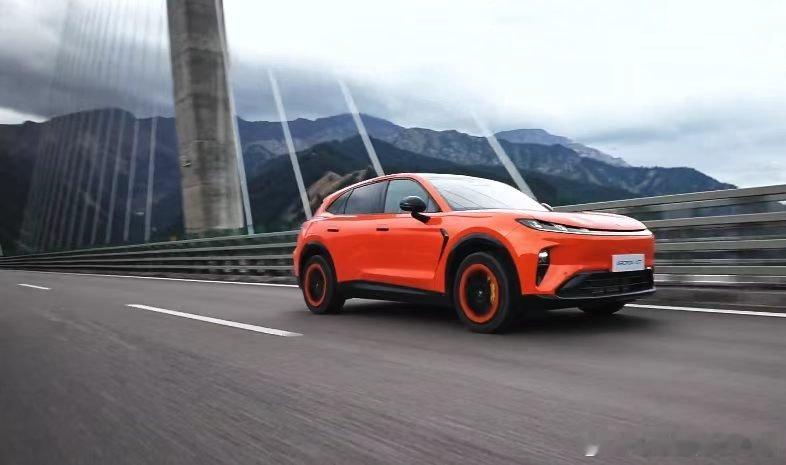 13万买长轿跑SUV，C10车主看完想换零跑C10车主路过极狐4S店，进去坐了一圈阿尔法T7，出来第