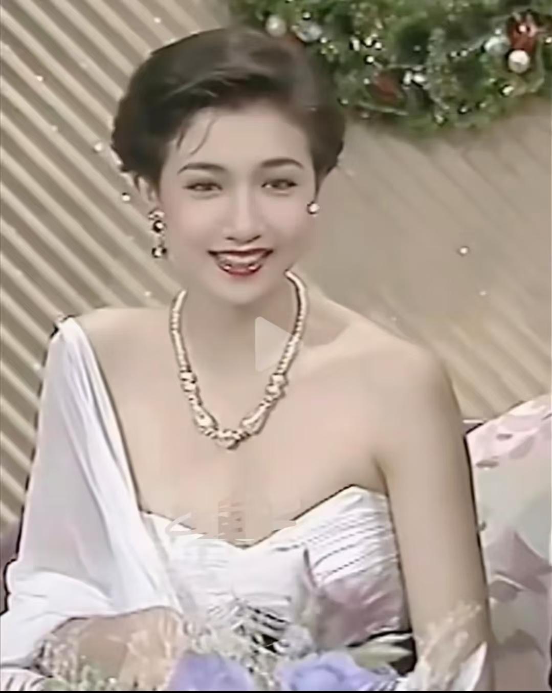 一见成龙误终生！没想到吴绮莉年轻时如此惊艳，简直美到不可方物，176身高，鹅蛋脸
