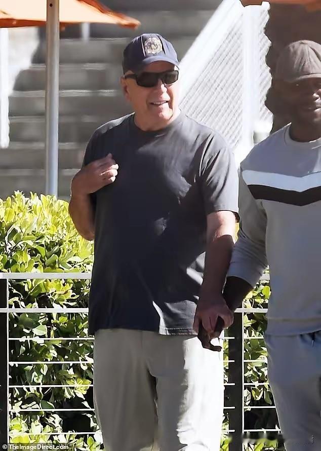 据悉，好莱坞硬汉巨星布鲁斯·威利斯，身体状况堪忧，已经开始准备后事了。他202