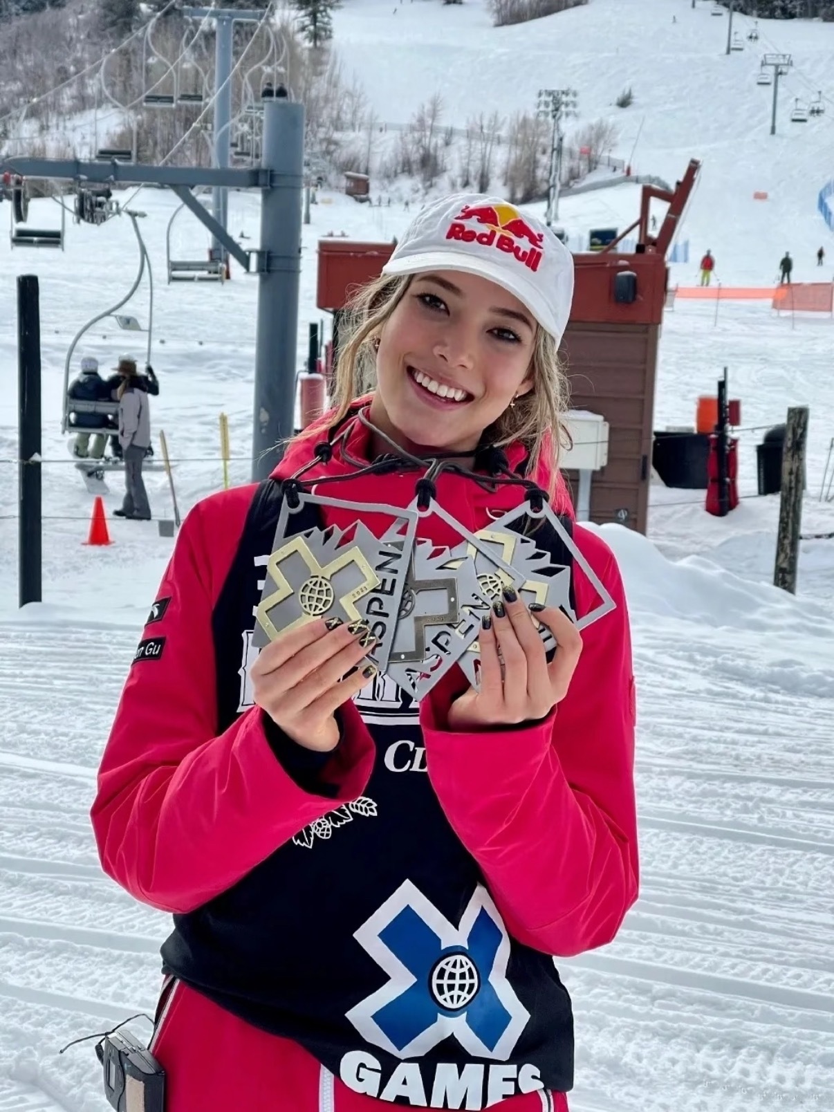 斯坦福同学说谷爱凌从未缺交作业缺课是去巴黎时装周，论文在飞机和化妆间赶完。选修