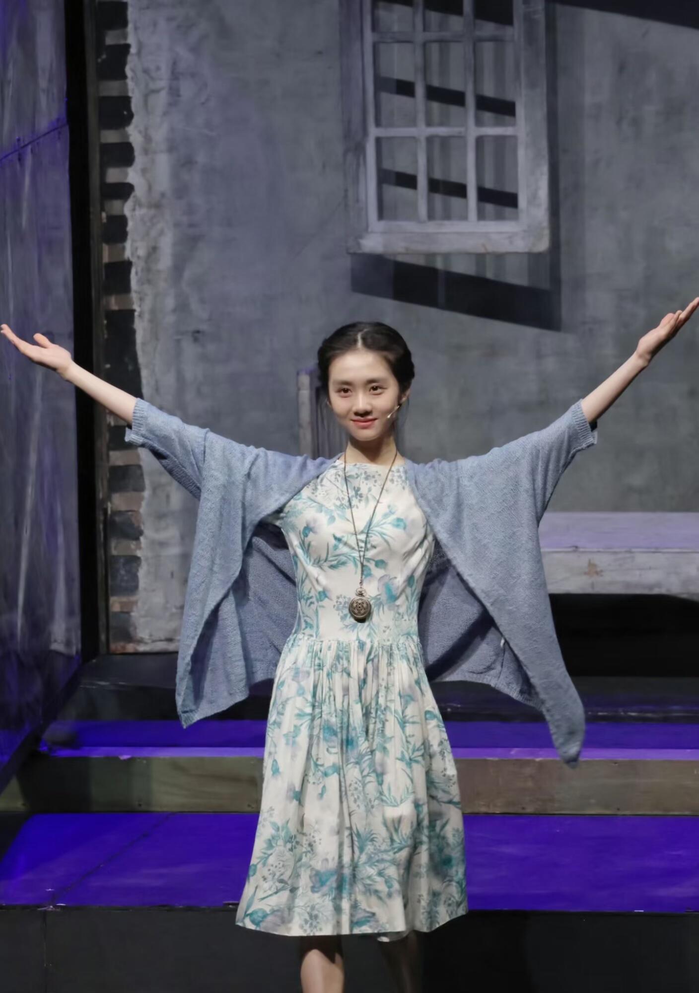 近期最喜欢的一套温柔婉约look🩰盘发、花裙、针织衫的黄多多…✨​​​
