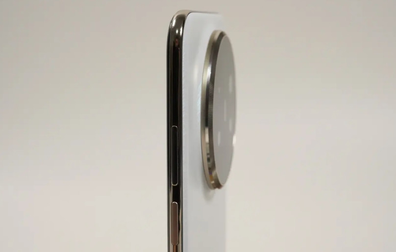 每次换手机，我最纠结的就是“手感”和“耐用性”。想要轻薄好看的，怕不经摔；号称坚