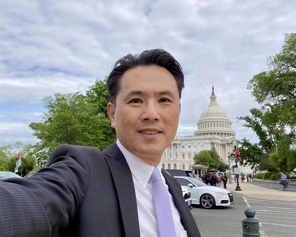 陈以信接掌国民党文化传播委员会主任委员。国民党6月22日公布党务人事异动，文化