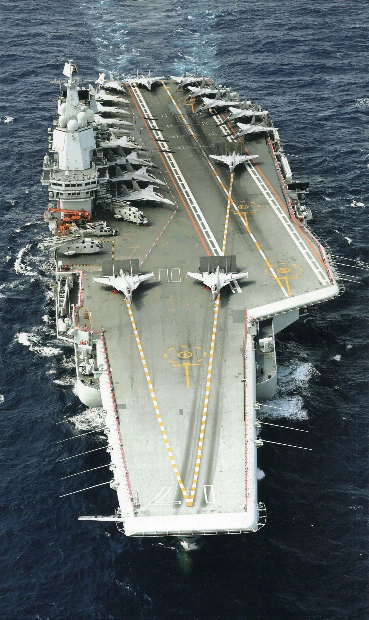 分别是16架和18架歼15列阵山东舰飞行甲板，正上方高清俯拍，视觉冲击力拉满