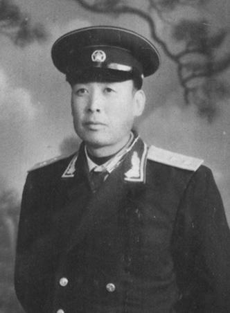 1943年，八路军排长进城打探敌情，谁知被伪军认出，逃亡路上遇到日军在摆席，他笑