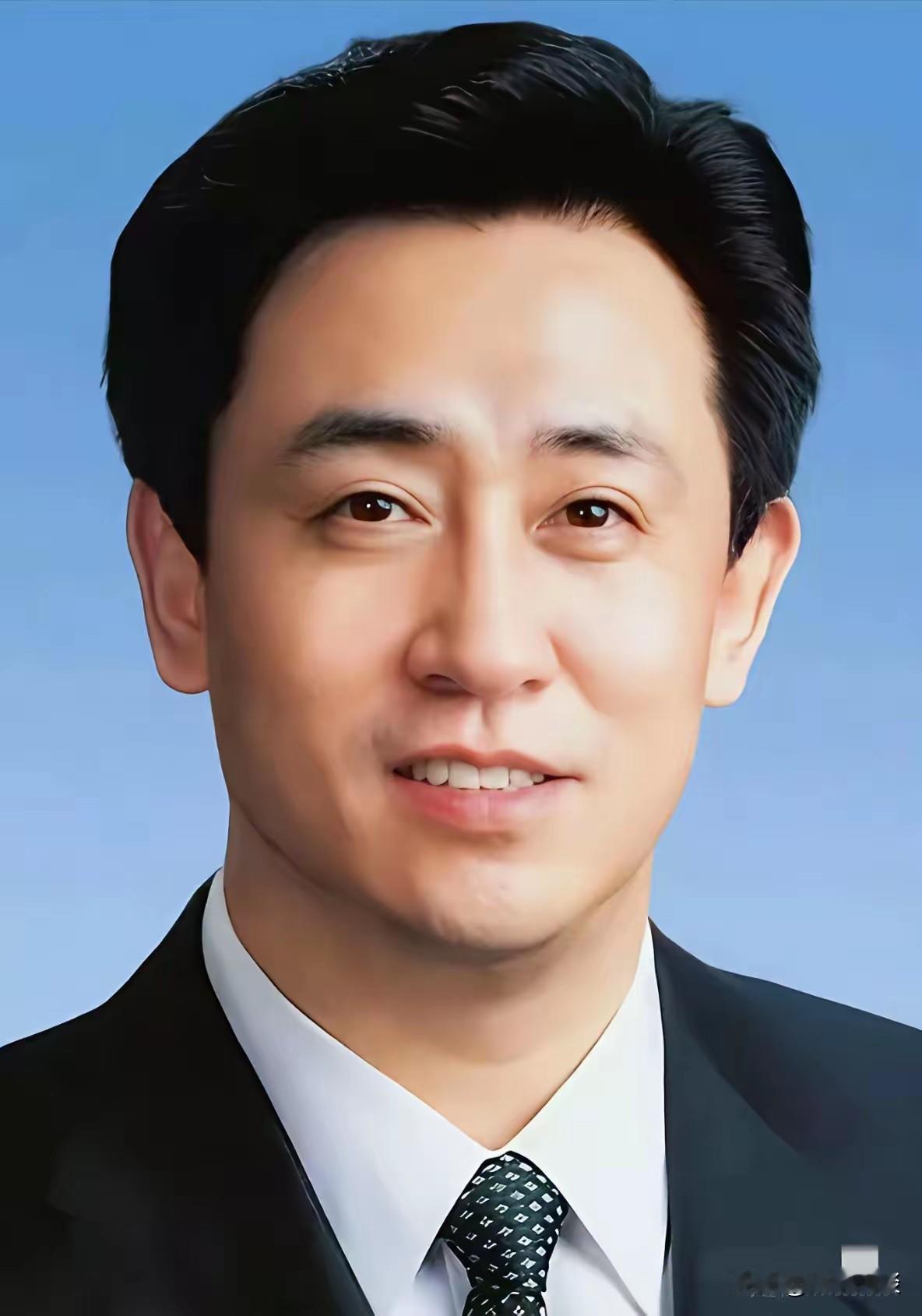 看许家印的样貌，看着就是一副富贵相。只可惜贪欲过重，没能守住本心，一朝繁华散尽，