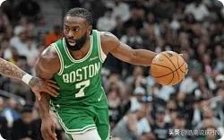 缺少塔图姆的凯尔特人，是靠谁打回东部第五的？答案是这4人1、球队新老大，杰伦