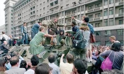 1980年，古巴的领导人卡斯特罗为了报复美国，竟然将15万名罪犯以及精神病患者送