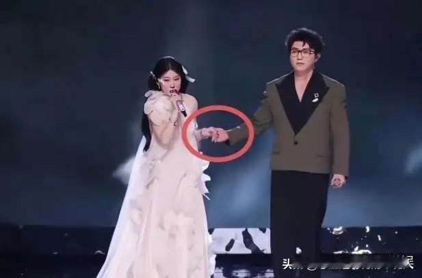 小沈阳这回估计真坐不住了，他怎么也没想到，自家闺女沈佳润在跨年晚会上紧张成那样，