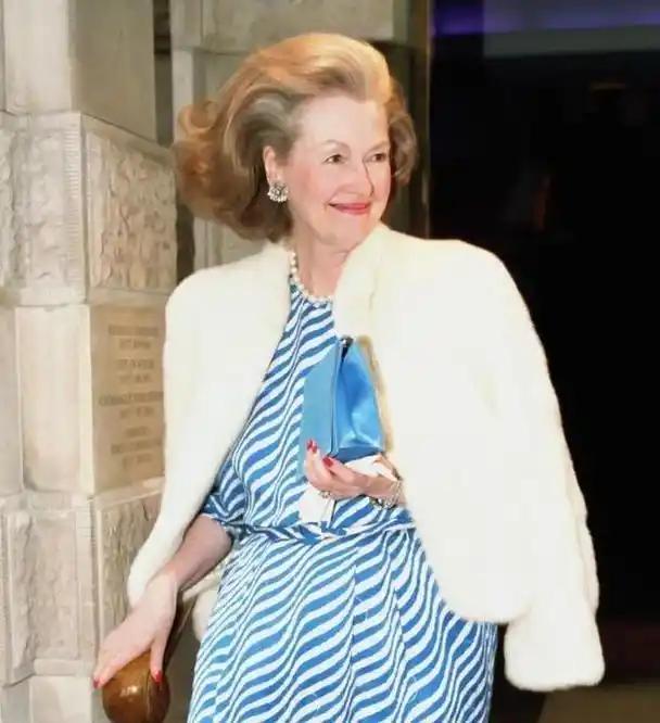 恶毒继母，冷血遗孀，贵族收割机，斯宾塞庄园的头号公敌。 斯宾塞家族与英国王室