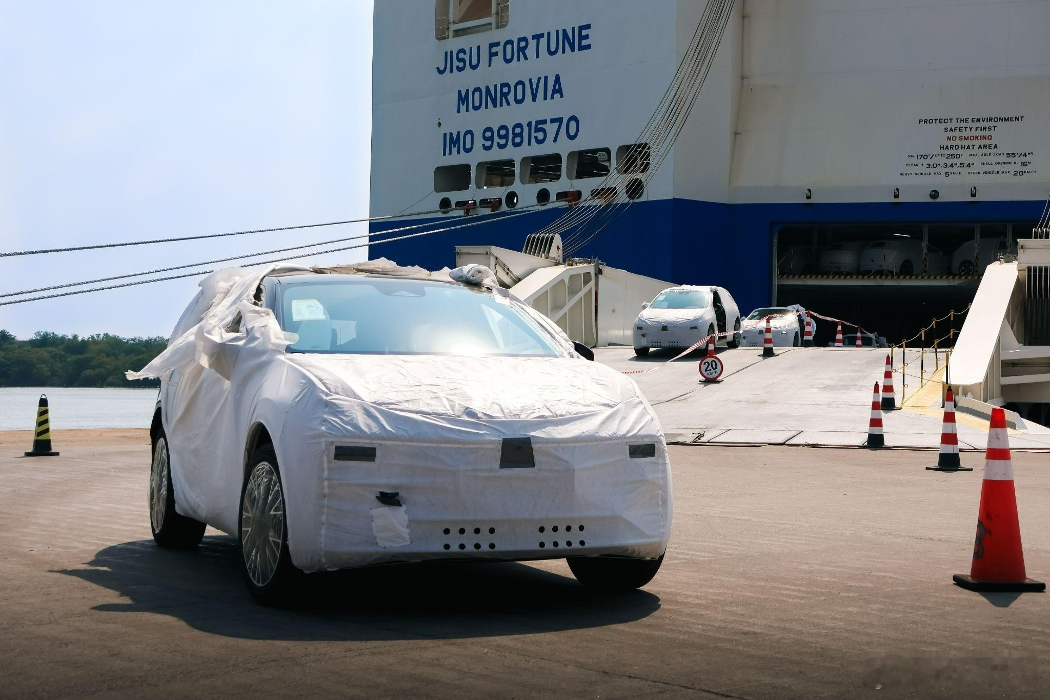 外贸包装的极氪X通过吉速财富号货轮进入欧洲市场，目前吉速财富号正在从比利时泽布吕