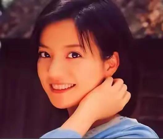 赵薇的近况确实印证了“人生如戏”的戏剧性转折。根据权威信源及公开信息，她的现状可
