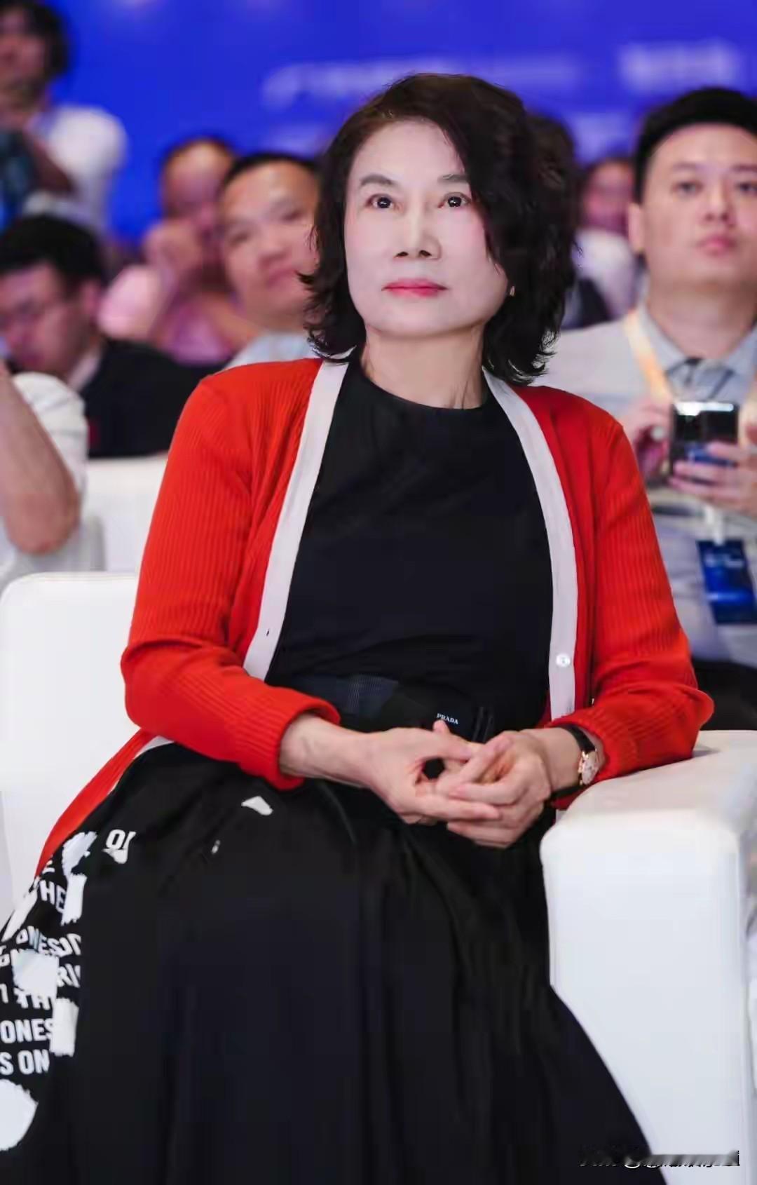 董明珠说，有人问我用不用豆包？类似于豆包这个工具的很多。但是我们发现了一个问题，