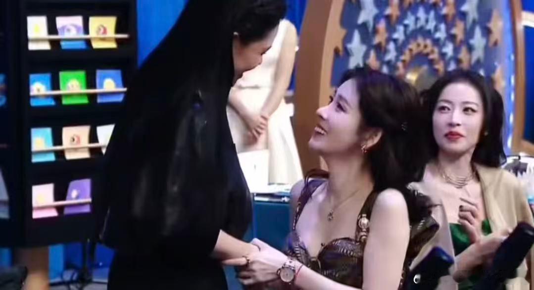 张碧晨袁娅维这可是微博之夜这才是乐坛姐妹花的正确打开方式！微博之夜后台大方贴