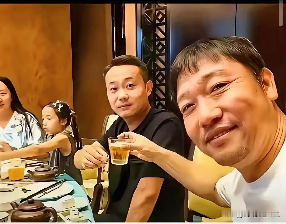 贾冰吃个饭喝点酒，嘴里蹦出两句脏话，这事儿搁现在这世道，真算不上什么塌房的大新闻