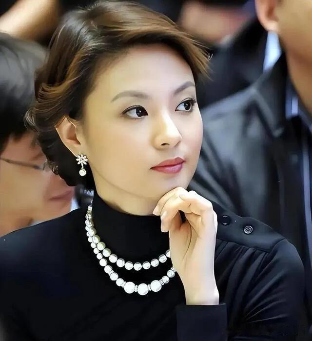 她长得漂亮，在央视的女主持人里算是佼佼者，比周涛都要美，她那张脸，是那种舒展、大