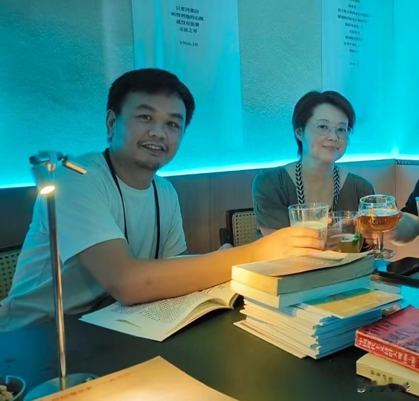 53岁袁立和老公梁太平在成都和朋友喝酒聚餐，她留着一头短发，身材丰腴，气质非常出