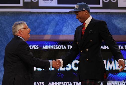 【湖人100万签下2010年4号秀约翰逊或成科比替补】7月14日，《洛杉矶时报