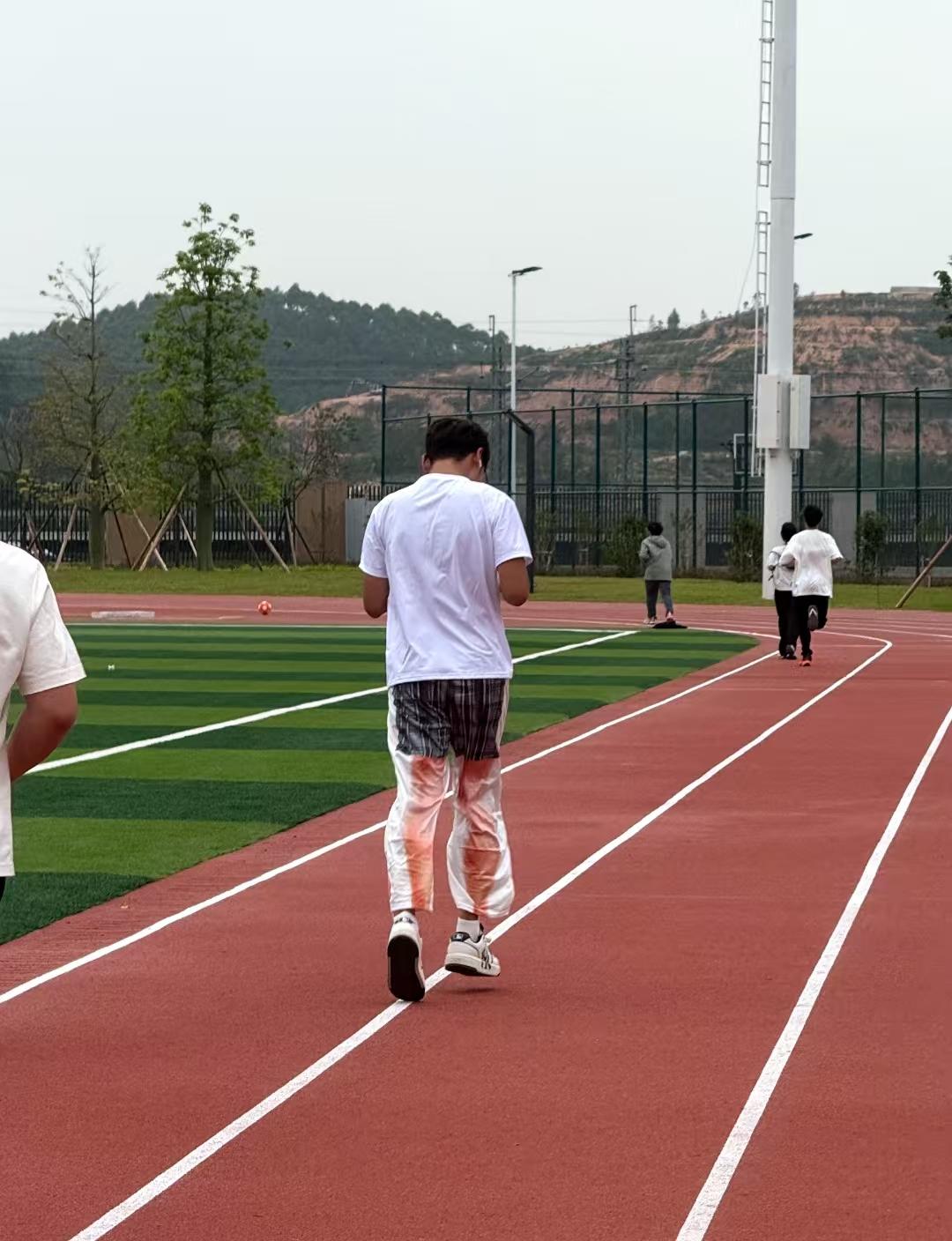 一位医生说：当今社会三大害：第一种，最可惜。年纪轻轻，身体先垮。有学历