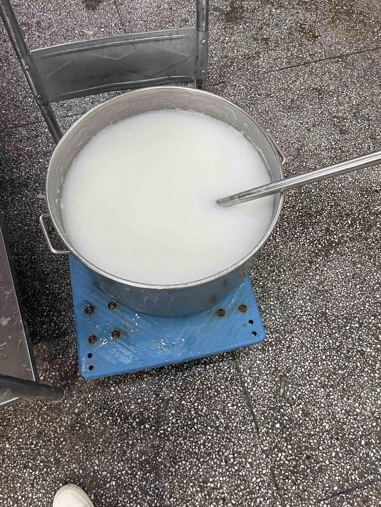 现在的老板多黑呀！几百人的厂就是一锅粥当早餐要去面对四个小时的工作（8:0