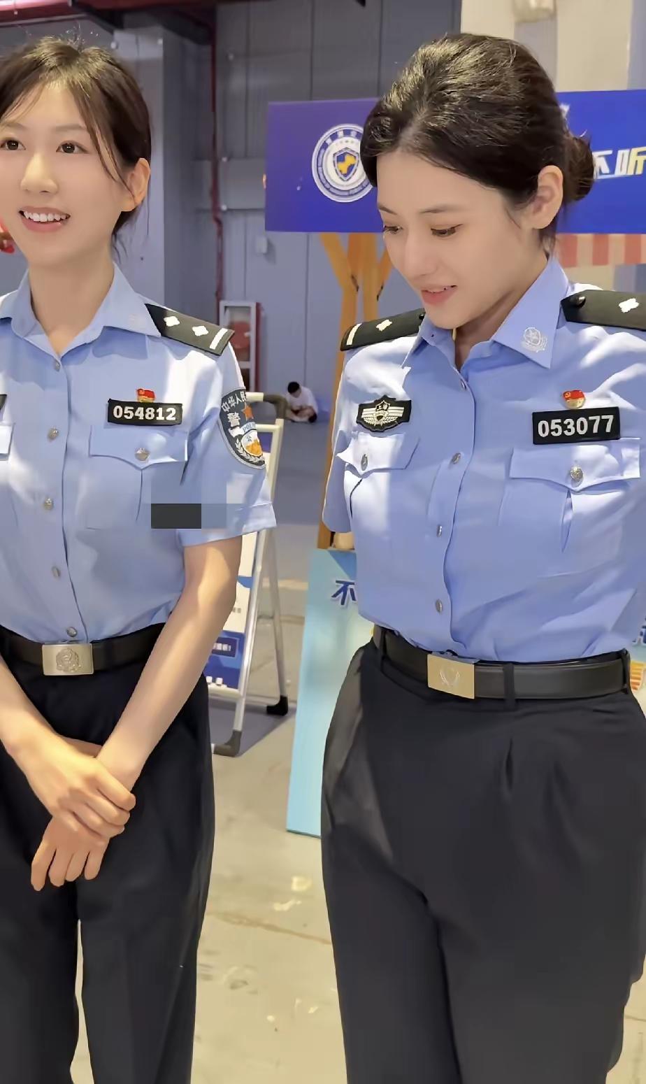 这是新款的警服吗？记得老款的夏季执勤服，衣服是不用扎进裤子里的，只有新款的执勤服