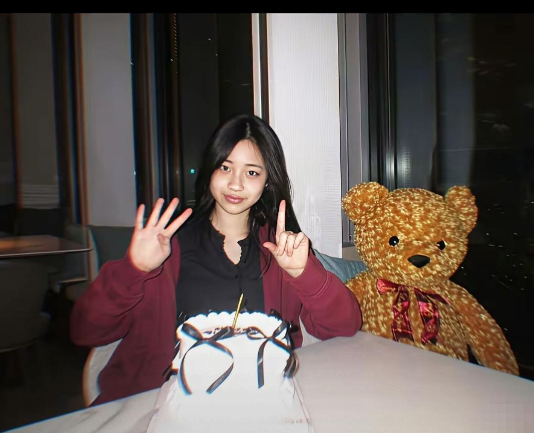 小S女儿许老三生日，小S发雷人祝福语：“恭祝皇后，福泰安康＂！小S这是盼着三