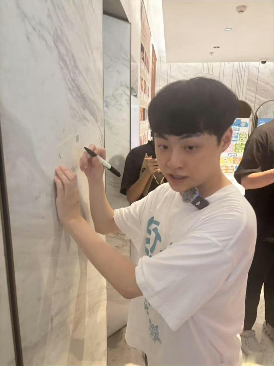 ShowMaker最近一次来上海是今年7月份，给英雄联盟录节目。当时他顺带在上海